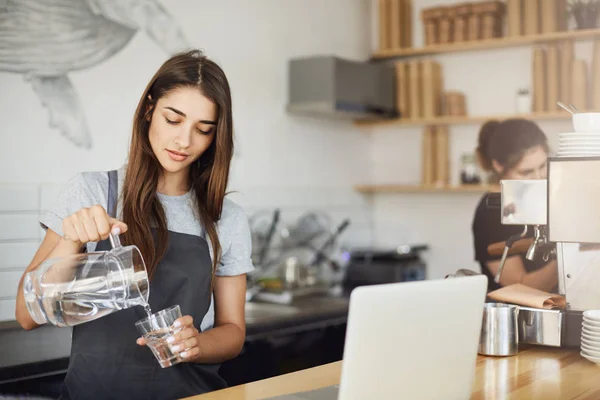 Kadın barista daha iyi tat kahve nüanslar için su dökme