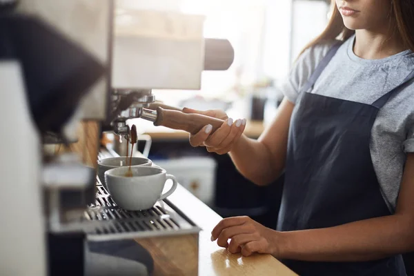 Bardak içine dökme espresso çekim kapatın. Güne başlamak için lezzetli kahve.
