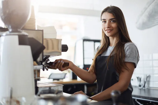 Femme propriétaire de café préparant du café à l'aide d'un portafilter et d'une machine à café — Photo