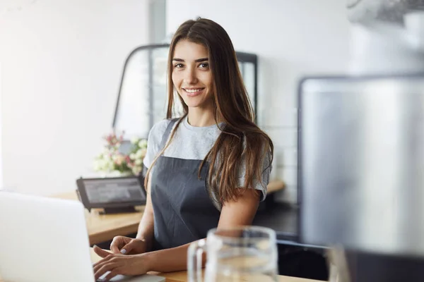 Young female entrepreneur running her first business in a newly opened cafeteria — Stock Photo, Image