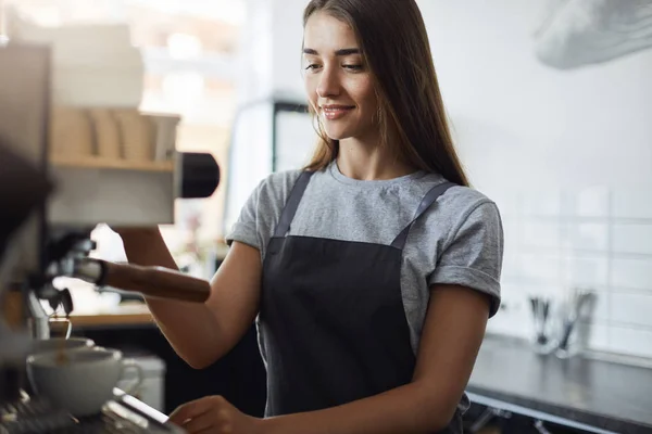 Kobiet student na jej pracę Latem serwujemy kawę pracy jako barista w lokalnej cukierni — Zdjęcie stockowe