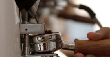 Barista kahve portafilter taşlama, yakın çekim. Meşgul kafe. Ağır çekim.