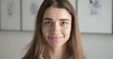 Portre fotoğraf gülümseyen günlük hayatı ile mutlu görünüyordu genç bayan girişimci kapatın. Ağır çekim.