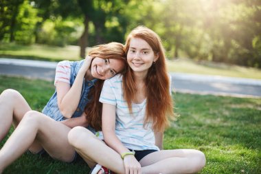 Dışarıda büyük bir gün parkta bir güneşli yaz gününde zencefil ikiz kız orgazm. Gençlik dostluk ve dikkatsiz zaman geçirdik.