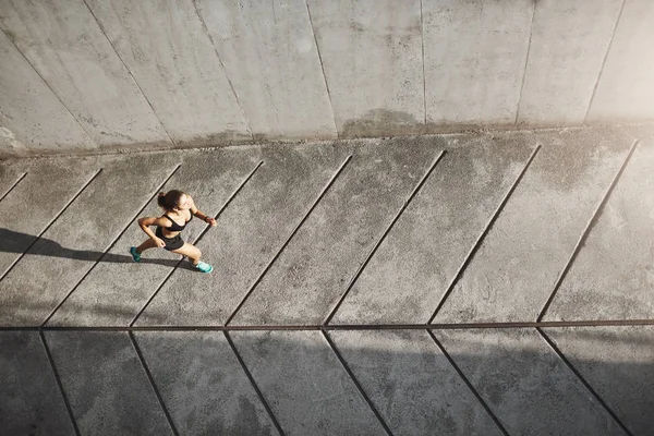 Mujer huyendo de sus problemas cotidianos en el trabajo y en casa trotando en su camino hacia una vida mejor. Corredor urbano y concepto deportivo . — Foto de Stock