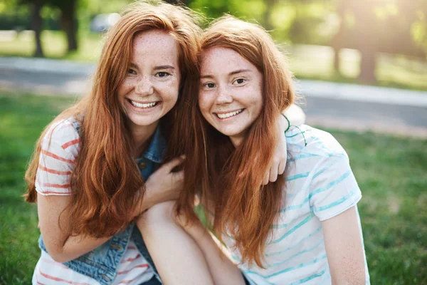 Porträtt av identiska ingefära tvillingsystrar leende och ha roligt. Röd haired rascals tar bäst av sitt liv. Vänskap och ungdom koncept. — Stockfoto