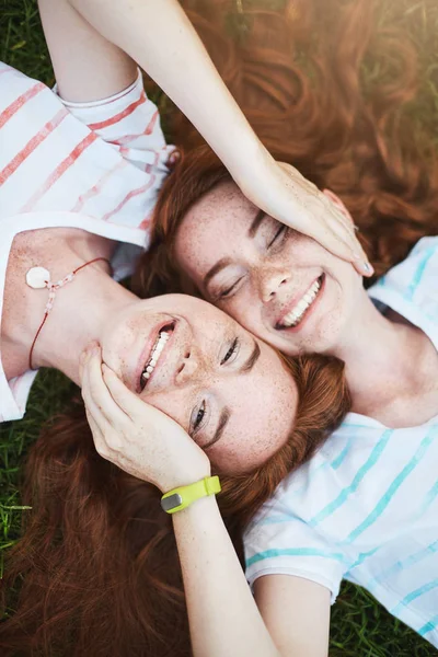 Två ingefära systrar kramas och monkeying runt. Det är viktigt att förstå din närmaste släkting och vän. Familjen koncept. — Stockfoto