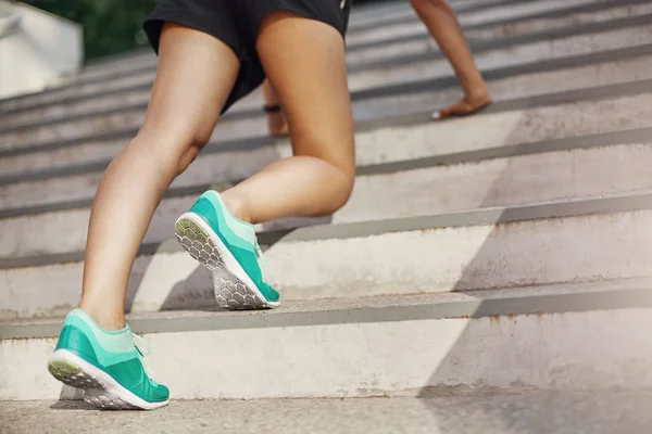 Primer plano de la mujer que se prepara para correr arriba o hacer flexiones. Concepto de deporte urbano . — Foto de Stock