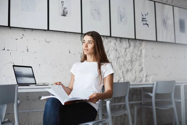 Jonge vrouwelijke student dromen van haar toekomstige volwassen leven, leren van vreemde talen met behulp van een laptop. — Stockfoto