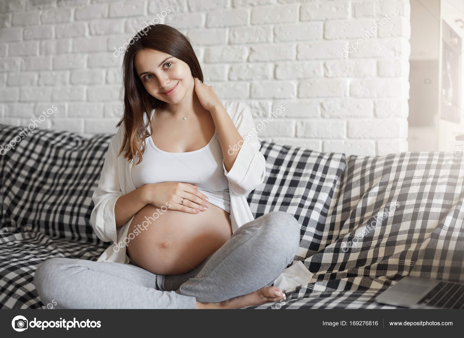 Tatjana Young auf dem Sofa durch genagelt Tatjana Young auf dem Sofa durch genagelt
