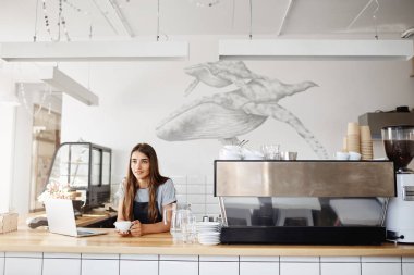 Başarılı yönünde horeca iş kendi başına çalışan küçük Kafe sahibi. Parlak açık alan Cafe geniş çekim.