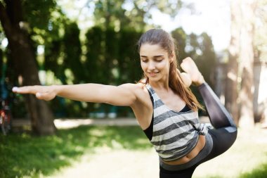 Pratik Yoga Üniversitesi sınavları onun zihni gülümseyen yakınındaki bir kampüs parkta genç kız öğrenci