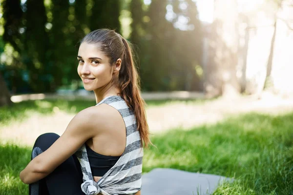 Porträt einer jungen Frau, die an einem sonnigen Sommertag ihren Yoga-Kurs im Park genießt. — Stockfoto