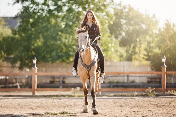 Portrét mladé ženy, jízdu na koni. Sen stát se vedoucím hřebec přesunout z úřadu na farmě. — Stock fotografie