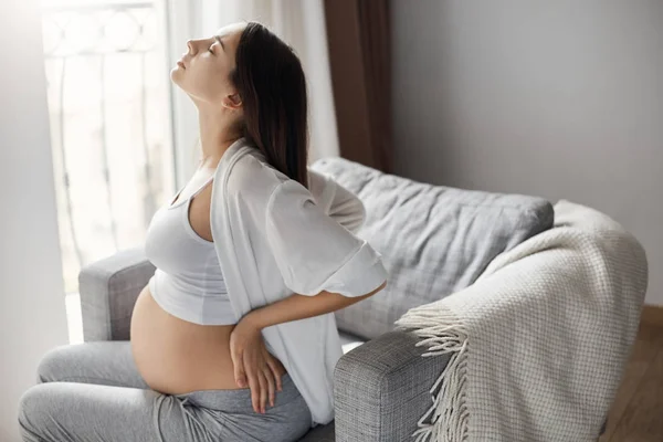 Ağrıları önlemek için onu geri germe onun günlük excersise sakin hamile kadının yapması. Derin nefes ve motivasyon tutmak için meditasyon.