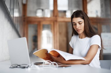 Başarılı bir lider olmak için mba öğrenme genç kadın portresi. Eğitim kavramı.