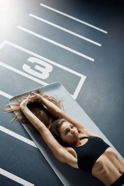 Egzersizleri başlamadan önce ısınma ve germe kadın fitness eğitmeni portresi. Sağlıklı bir vücut için zor egzersiz.