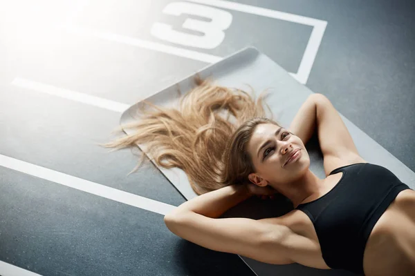 Ritratto di donna adulta felice dopo un allenamento di fitness. Mi sto riposando e sorridendo. concetto di sport . — Foto Stock