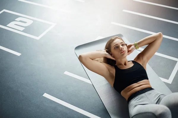 Beautiful adult fit woman doing abs crunches to get her body ready for summer. Healthy sport concept. — Stock Photo, Image