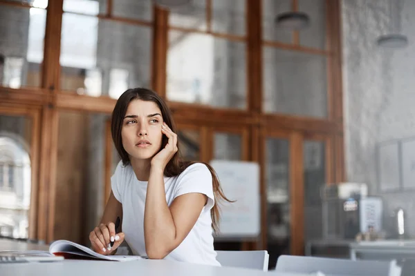 Retrato de mujer joven concentrado en sus pensamientos. Mirando hacia el futuro brillante desarrollo de software . —  Fotos de Stock