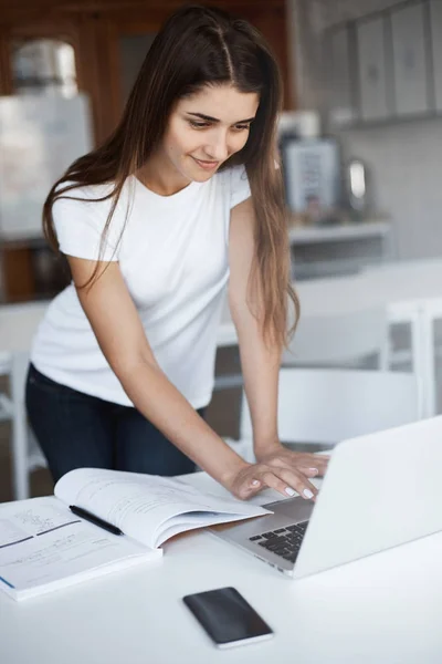 Mujer joven usando un ordenador portátil para comprar cosas nuevas geek en la venta del lunes cibernético para el novio . —  Fotos de Stock
