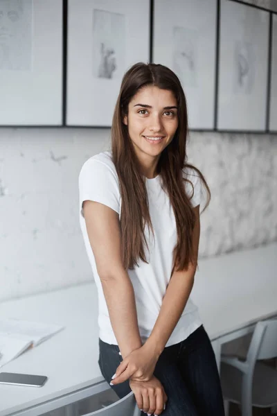 Portrait of beautiful young woman in public coworking space looking at camera smile . — Stok Foto