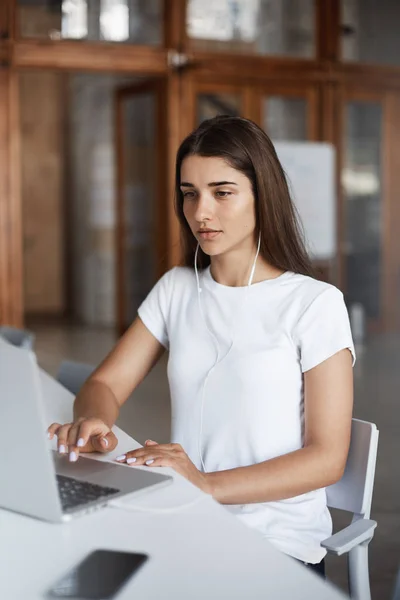 Potret wanita cantik yang belajar menggunakan komputer laptop dan headphone belajar bahasa baru di perpustakaan umum. Konsep pendidikan . — Stok Foto