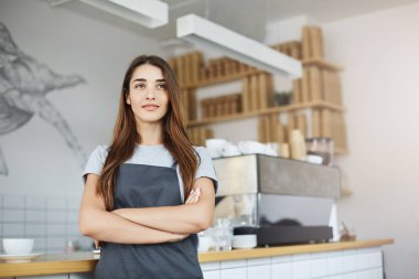 Kendine güvenen kadın Kafe sahibi başarılı bir iş çalıştıran meşgul şehrin ortasında portresi.