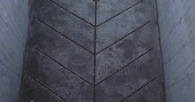 Başarılı sporcu çıkış sabahın erken saatlerinde doğru çalışan. Beton yığını çalışma dışarı. Her gün onu dürtmek onun vücut şekli hakkında bakım kadınlarda. Üst vurdu. Ağır çekim.