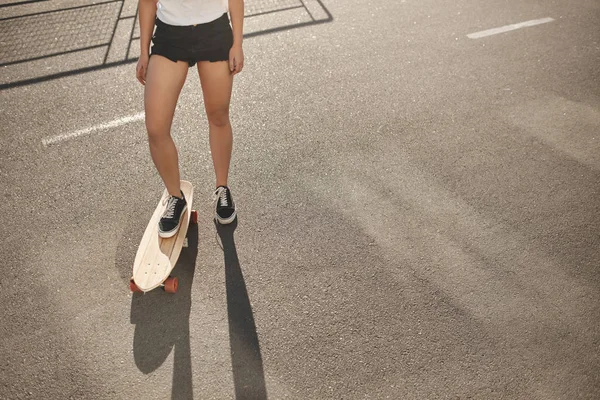 Hobby, Freizeit im Freien und aktiver Lebensstil. abgeschnitten Schuss junge Frau Beine Reiten Penny Board auf Betonstraße mit täglichem Sonnenlicht, Skater-Mädchen genießen Skaten im Skatepark lernen Stunts — Stockfoto