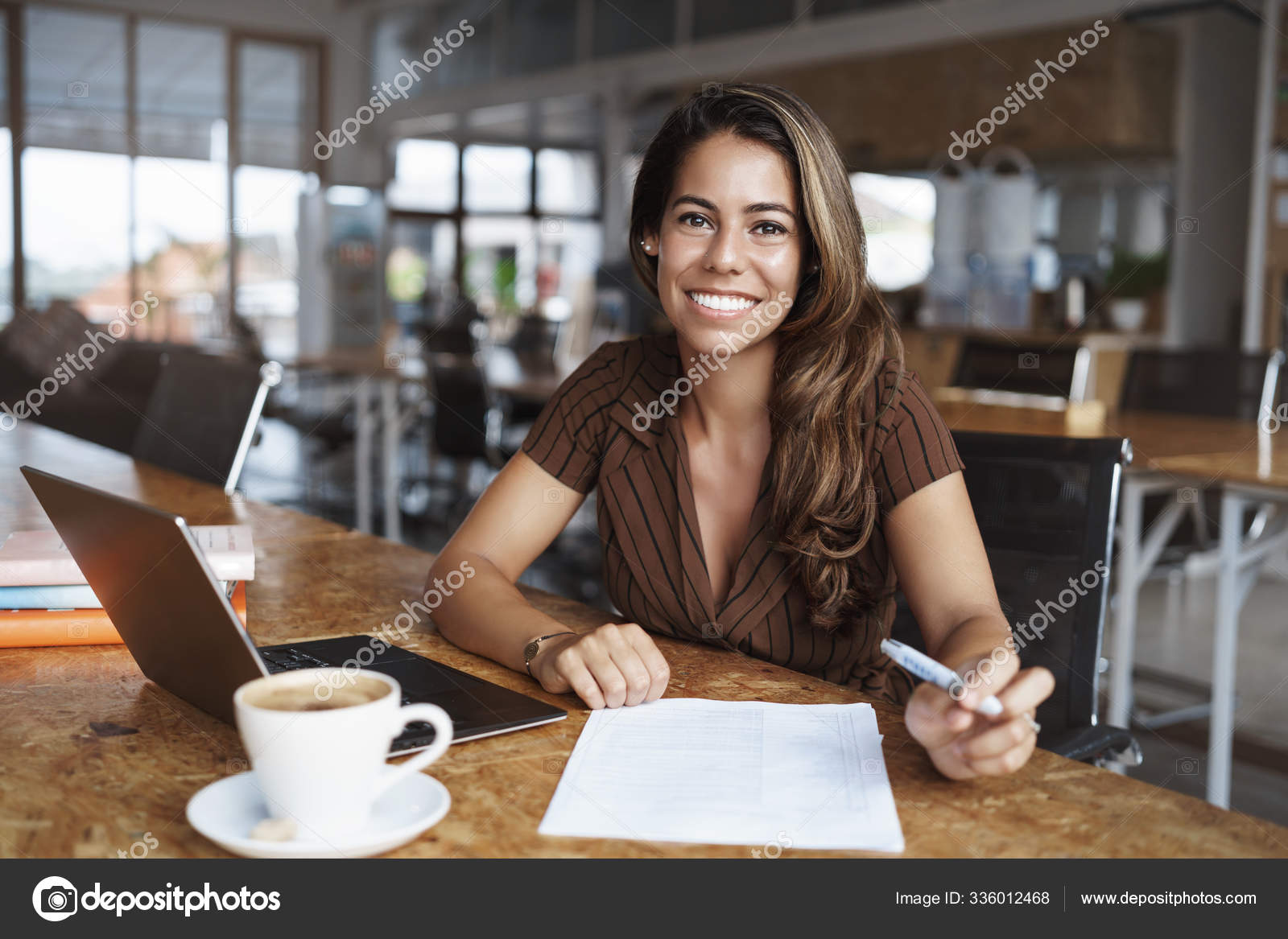 Linda Dama Alegre Usando Laptop Para Conversar Com Uma Foto De