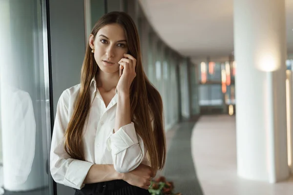 Fokus dan serius-cari pengusaha wanita berdiri di dekat jendela, berpikir tentang presentasi, berlatih pidato sebelum pertemuan bisnis, melihat kamera ditentukan, menyentuh wajah — Stok Foto