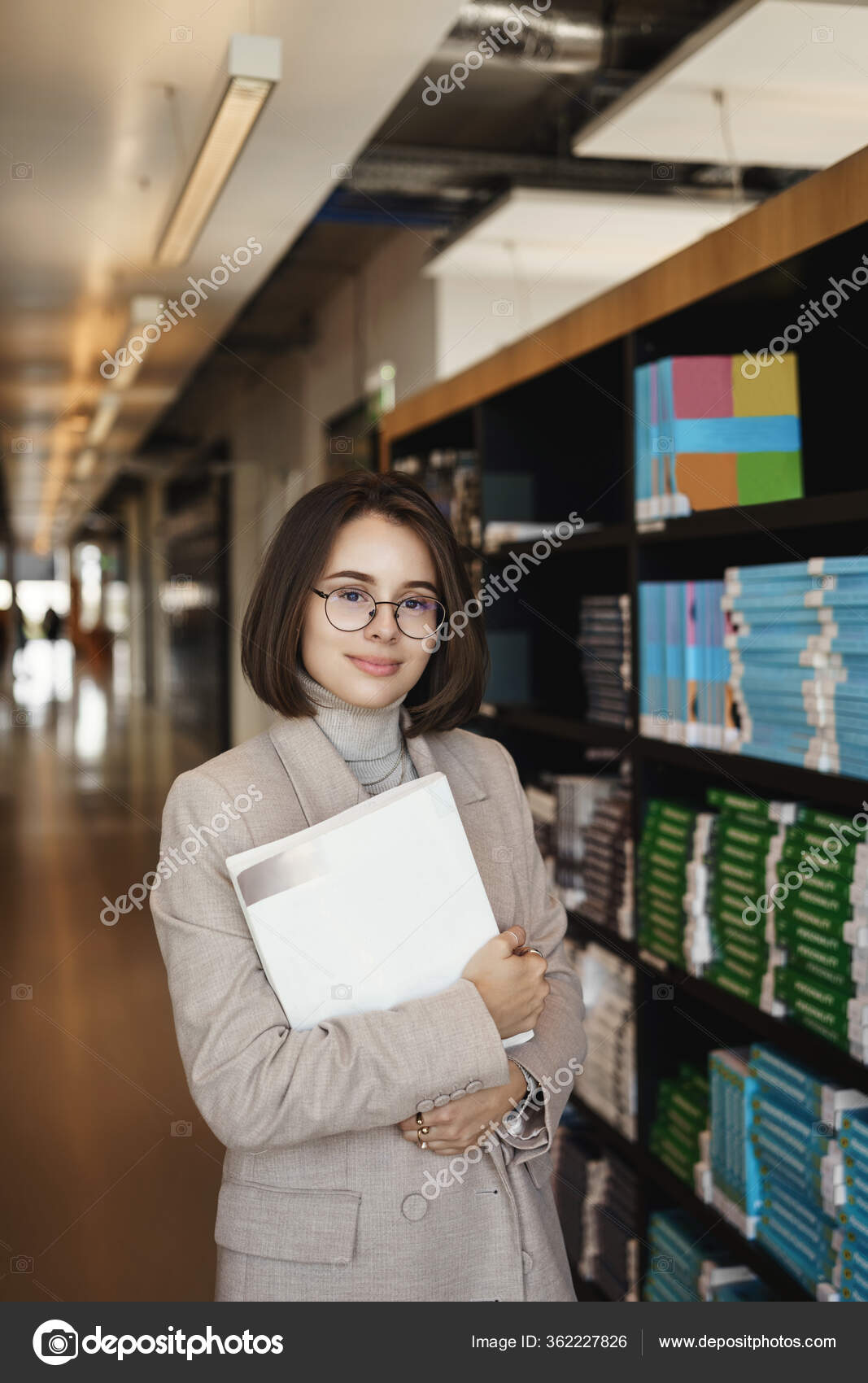 Вертикальный Портрет Умной, Красивой Женщины, Преподавательницы.