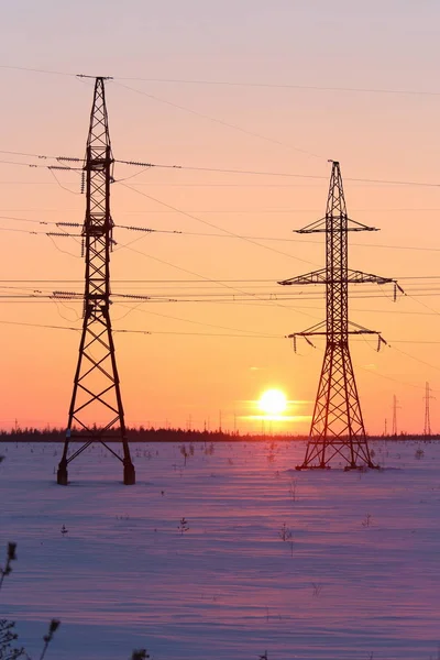 High-voltage electric wire on the background of beautiful sunset — Stock Photo, Image