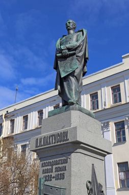 Bilim adamı ve Rus askeri s yolcunun anıt