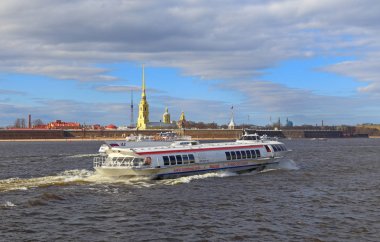 Neva Nehri boyunca yelken gezisi tekne meteor arka