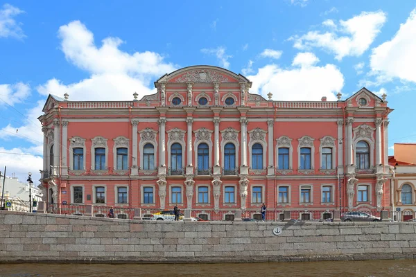 Palacio Beloselsky-Belozersky puede sol día en San Petersburgo —  Fotos de Stock