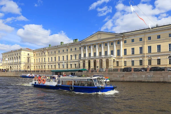 Περιήγηση με βάρκα στο φόντο της Ρωσικής εθνικής βιβλιοθήκης. Το — Φωτογραφία Αρχείου