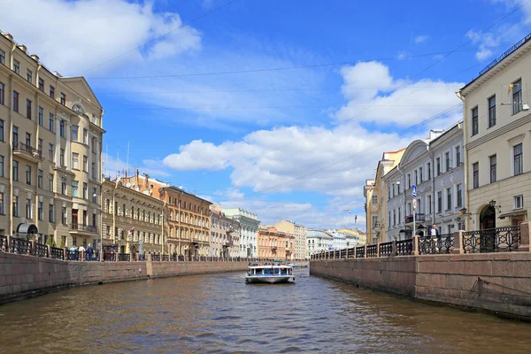 Στον ποταμό Moika ηλιόλουστη Πρωτομαγιά στην Αγία Πετρούπολη — Φωτογραφία Αρχείου