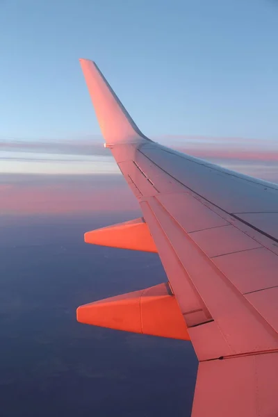 Vue de la fenêtre sur l'aile de l'avion — Photo