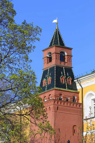 El medio Arsenalnaya Torre de Moscú Kremlin Soleado día de primavera — Foto de Stock