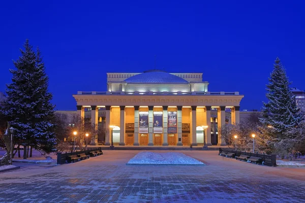 Gece aydınlatma, kışın Novosibirsk Opera Tiyatrosu