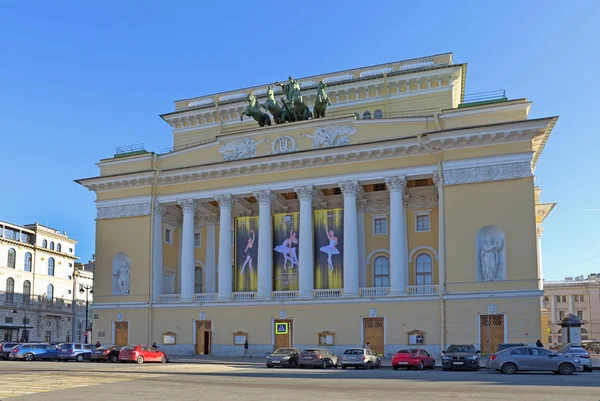 Драматичний театр Олександрії весна сонячний день в Санкт-Петербурзі — стокове фото