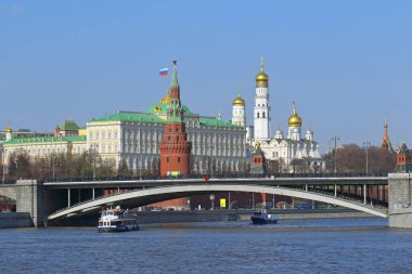 Moskova cityscape büyük taş köprü ve Kre Manzaralı