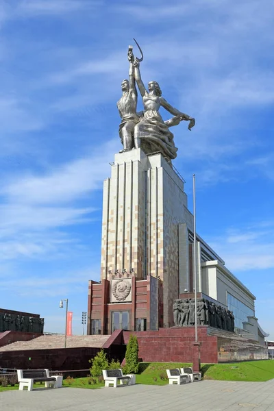 Monumento soviético arquitecto Vera Mukhina en Moscú llamó trabajador a —  Fotos de Stock