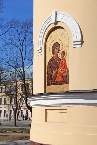 El icono en la pared de la capilla en el jardín de San Andrés en Kro — Foto de Stock