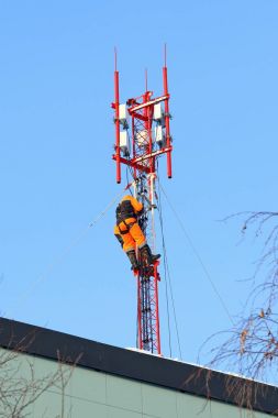 Montajcılar mobil iletişim baz istasyonu çatıda ayarla. 