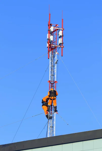 Base station of cellular communication and working installers on — Stock Photo, Image