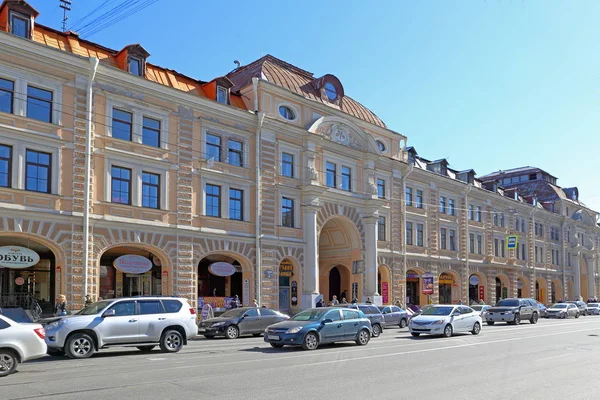 The historical building of the Apraksin Dvor spring Sunny day in — Stock Photo, Image