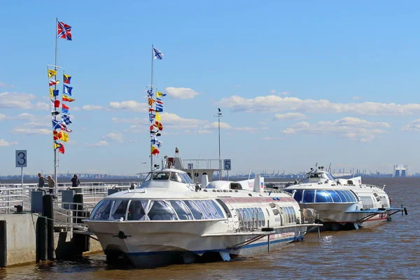 Barcos turísticos de alta velocidad Soleado día de primavera en el muelle de St. Pet — Foto de Stock